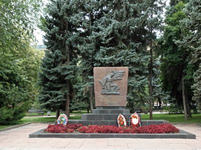 Братская могила, в которой похоронены Х.Ф. Фаттяхутдинов и Герои Советского Союза Р.Р. Ибаррури и В.Г. Каменщиков