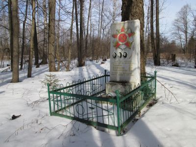 Обелиск в честь погибших летчиц: Л.М. Губиной, А. Язовской, Е.П. Поломаревой из полка М. Расковой