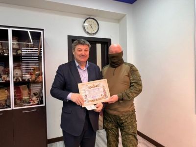 Гендиректору компании «ЖДЯ» передали благодарность и медаль за оказание гуманитарной помощи СВО