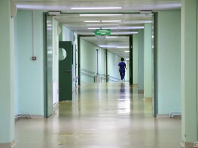 В Якутске женщина родила в коридоре роддома. У младенца перелом черепа