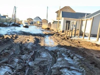 Объезжающие весовой контроль большегрузы превратили в месиво дорогу в микрорайоне «Сатал»