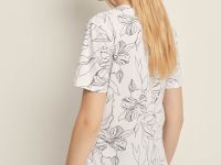 Футболка приталенного силуэта с цветочным принтом