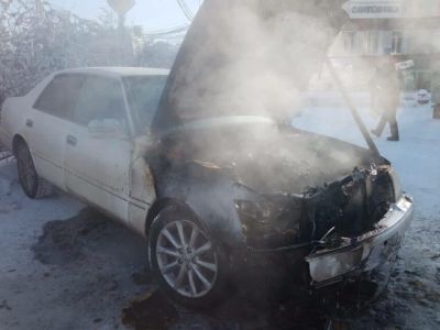 На улице Якутска снова загорелся автомобиль