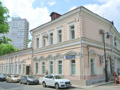 Городская усадьба М.Н.Орлова-А.Ю.Долгорукова-А.Т.Назаровой, 1817-1929 гг., 1880 г., 1888 г., архитекторы К.И.Андреев, А.Н.Кнабе. Здесь в начале XX века располагалась Симоновская школа Московского благотворительного общества