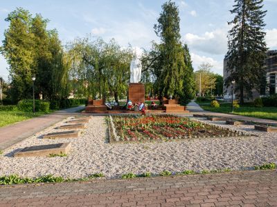 Братская могила советских воинов, погибших при взятии города Лазденена в январе 1945 года (арх. А.В.Марков)