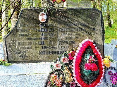 Братское кладбище воинов Советской Армии, погибших в 1944 г. Здесь же похоронен Герой Советского Союза Григорьев Александр Григорьевич (1904-1943)