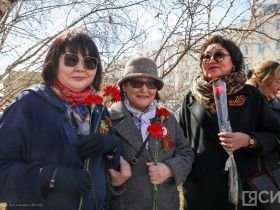 К мемориальной доске воинам-журналистам Якутии возложили цветы