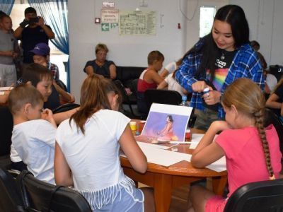 Кыыдаана Игнатьева дала мастер-класс по рисованию в Олекминске