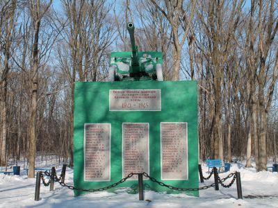 Пушка ЗИС-З, установленная в честь земляков, погибших в годы Великой Отечественной войны 1941-1945 гг.