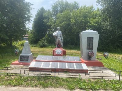 Братская могила 156 советских воинов, погибших в 1941 и 1943 гг. в боях с немецко-фашистскими захватчиками