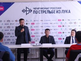 Сборной Якутии по стрельбе из лука вручили спортивную форму перед чемпионатом России