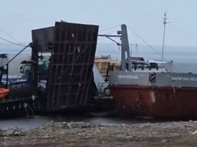 Из-за ветра два парома столкнулись на реке Лене в Нижнем Бестяхе