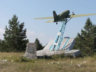 Памятный знак на месте Иваненковского аэродрома