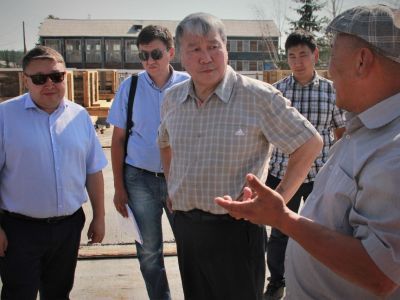 Александр Жирков проинспектировал строящиеся объекты в Усть-Алданском улусе