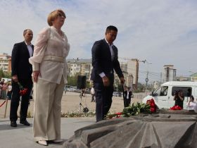 В День памяти и скорби в Якутске возложили цветы на площади Победы
