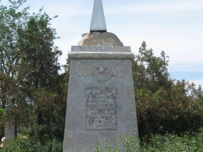 Братская могила советских воинов