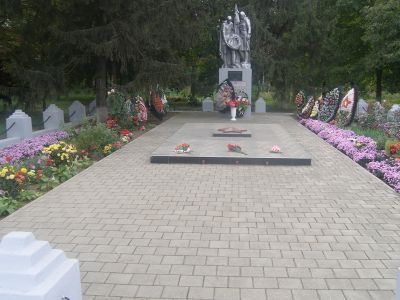 Братская могила советских воинов, погибших в боях с фашистскими захватчиками