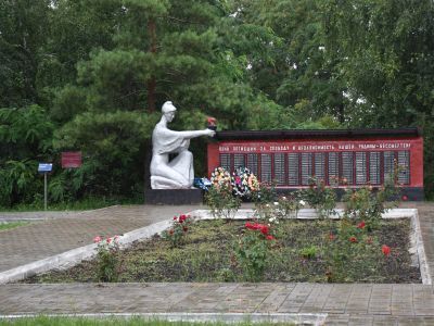 Памятник воинам-землякам. Скульптура скорбящей матери