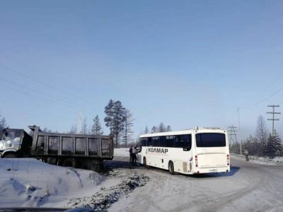 В Якутии большегруз столкнулся с автобусом