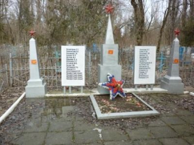 Братская могила советских воинов, погибших в боях с немецко-фашистскими захватчиками