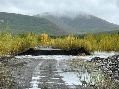 Размыв дороги к мосту через реку Аллах-Юнь в Усть-Майском улусе достиг 120 метров