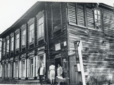 Здание, где в марте 1917 – июне 1918 гг. размещался первый Совет рабочих, крестьянских и солдатских депутатов и 2 февраля 1920 г. была создана первая комсомольская ячейка г. Боготола