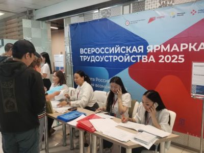 700 вакансий представили на ярмарке трудоустройства в Якутске