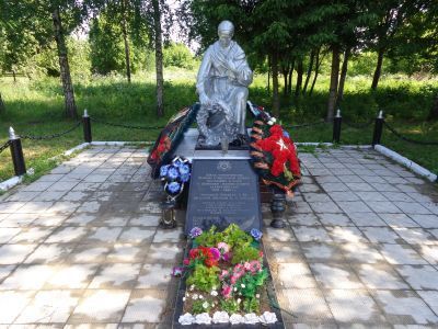 Братская могила 25 советских воинов, погибших в 1941 и 1943 гг. в боях с немецко-фашистскими захватчиками