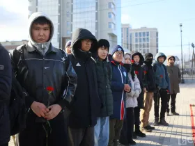 В Якутске возложили цветы к памятнику матери в честь республиканского праздника