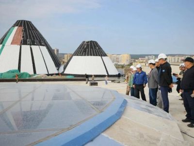 Айсен Николаев и Дмитрий Садовников проверили ход строительства школы и центра эпоса в Якутске