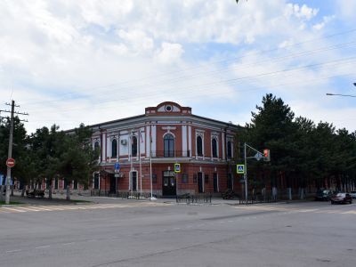 Здание учительской семинарии, в которой учительствовал советский писатель-драматург К.А.Тренев