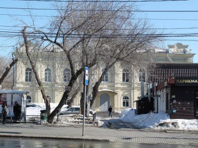 Константиновская богадельня (ансамбль): здание богадельни двухэтажное; здание служб одноэтажное во дворе; подпорная стенка