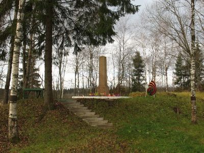 Памятник-обелиск (из гранита) на месте, где осенью 1941 г. немецко-фашистские палачи замучили и расстреляли свыше 900 советских граждан, находившихся на лечении в больнице им. П.П. Кащенко