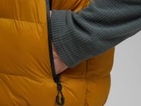 Утепленный жилет со съемным капюшоном