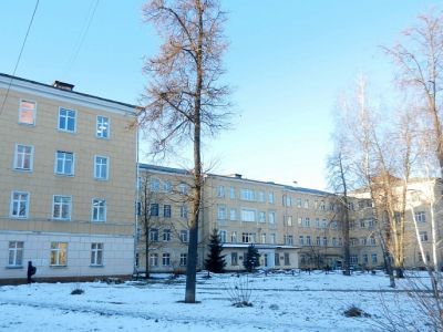 Здание учебного корпуса № 3 Тульского политехнического института. Здесь в дни обороны Тулы от немецко-фашистских захватчиков с 26 октября по 21 ноября 1941 г. находился штаб 156 полка НКВД и с 21 ноября по 16 декабря 1941 г. - штаб Тульского рабочего полк