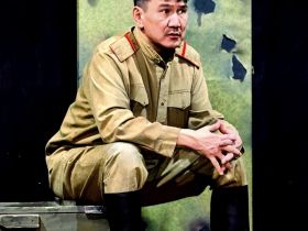 Якутский артист Павел Семенов исполнил роль бойца в спектакле московского театра