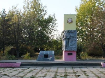Памятный знак в честь воинов-односельчан, ученых, педагогов и учащихся техникума, погибших в годы Великой Отечественной войны