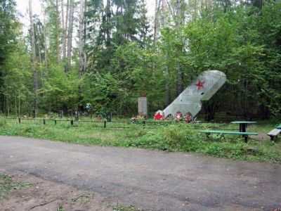 Братское захоронение советских воинов и летчиков-балтийцев, погибших в 1941-44 гг.