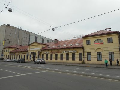 Казармы чиновников Александровской инвалидной команды (Флигель для служащих и мастеровых Александровской мануфактуры, жилой дом со службами Обуховского сталелитейного завода) (здесь располагалась квартира начальника завода)