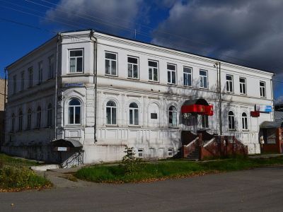 Жилой дом с магазинами