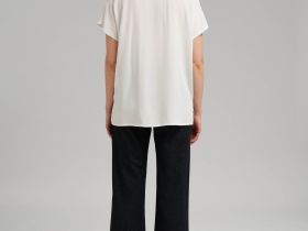 Свободная блузка с v-вырезом