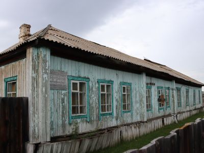 Дом из с. Модонкуль, где в августе 1921 г. командир красногвардейского отряда П.Е. Щетинкин допрашивал взятого в плен белогвардейского генерала барона Унгерна
