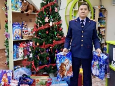 Сотрудники следственного отдела по Олёкминскому району подарили детям новогоднее чудо