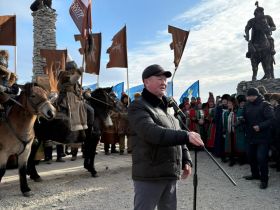 В Якутии открыли памятник Тыгын Дархану и его потомкам
