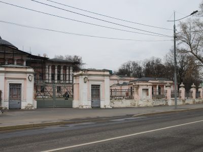 Парадные ворота с пилонами (караульнями)
