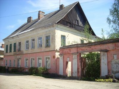 Жилой дом с двумя воротами