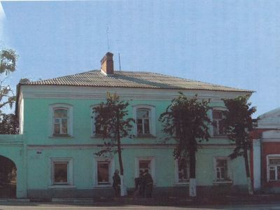 Ограда с двумя воротами