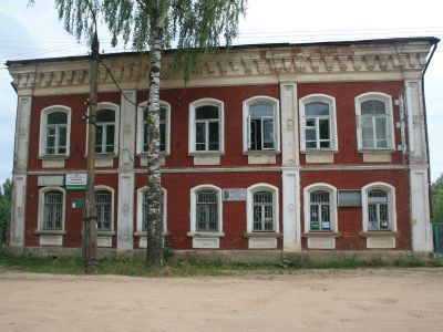 Контора Сычевского госплемрассадника, созданного в 1930 году (первого в Советском Союзе). Им выведена новая порода скота, в 1939 г. Награжден орденом Ленина. Ныне реорганизован в Сычевское племобъединение