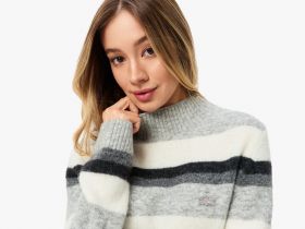 Женский свитер Lacoste в полоску с высоким воротом классического кроя