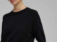 Легкий джемпер полуприлегающего кроя с коротким рукавом